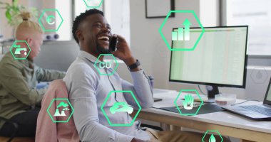 Ofiste çalışan çeşitli meslektaşlar üzerinde ekoloji ikonlarının resmi. Teknoloji, iş ve dijital arayüz kavramı dijital olarak oluşturulmuş görüntü.