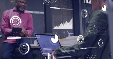 Ofisteki çeşitli iş adamlarıyla ilgili finansal veri işleme resmi. Küresel finans, iş, bağlantılar, hesaplama ve veri işleme kavramı dijital olarak oluşturuldu.