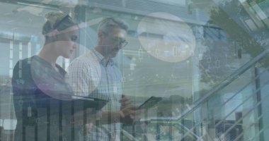 Kafkasyalı meslektaşların iş görüşmeleri üzerine veri işleme ve diyagramlar. Küresel iş, takım çalışması ve dijital arayüz kavramı dijital olarak oluşturulmuş görüntü.