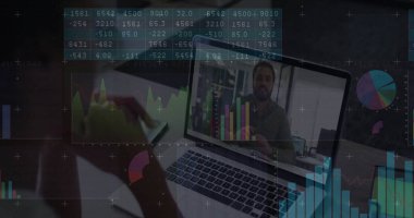 Dizüstü bilgisayardaki çeşitli iş adamlarının finansal veri işleme görüntüsü. Küresel iş, finans, hesaplama ve veri işleme kavramı dijital olarak oluşturulmuş görüntü.