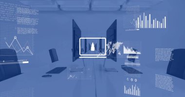 Mavi arka plandaki ofis masalarındaki bilgisayarların veri işleme ve istatistiklerinin resmi. Dijital arayüz, bağlantılar, hesaplama ve veri işleme kavramı dijital olarak oluşturuldu.