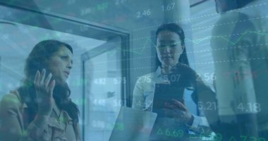 Ofisteki çeşitli iş adamlarıyla ilgili finansal veri işleme resmi. Küresel finans, iş, bağlantılar, hesaplama ve veri işleme kavramı dijital olarak oluşturuldu.