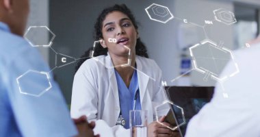 Muhtelif doktorların konuştuğu kimyasal formülün görüntüsü. Küresel tıp ve dijital arayüz kavramı dijital olarak oluşturulmuş görüntü.