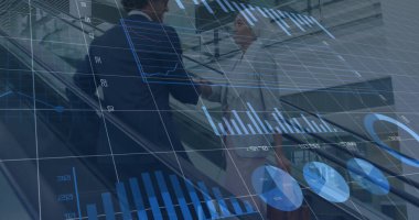 Asansördeki çeşitli iş adamlarının finansal veri işleme görüntüsü. Küresel finans, iş, bağlantılar, hesaplama ve veri işleme kavramı dijital olarak oluşturuldu.