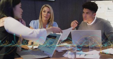 Muhtelif meslekdaşların ofiste iş tartışmalarının sarmal görüntüsü. Küresel iş, finans, hesaplama ve dijital arayüz kavramı dijital olarak oluşturuldu.