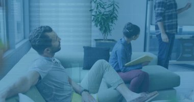 Ofisteki çeşitli iş adamlarıyla ilgili finansal veri işleme resmi. Küresel finans, iş, bağlantılar, hesaplama ve veri işleme kavramı dijital olarak oluşturuldu.