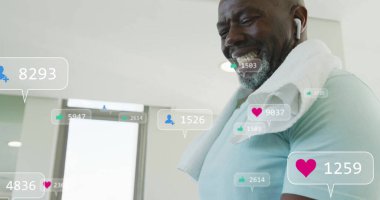 Melez adamın dambılları kaldırması üzerine medya simgeleri. Teknoloji, spor ve dijital arayüz kavramı dijital olarak oluşturulmuş görüntü.