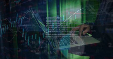 Sunucu odasında dizüstü bilgisayar kullanan Afro-Amerikan iş adamının mali veri işleme görüntüsü. Küresel iş, finans, hesaplama ve dijital arayüz kavramı dijital olarak oluşturuldu.