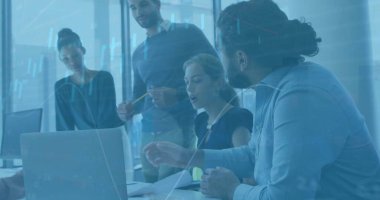 Ofisteki çeşitli iş adamlarıyla ilgili finansal veri işleme resmi. Küresel finans, iş, bağlantılar, hesaplama ve veri işleme kavramı dijital olarak oluşturuldu.