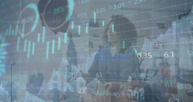 Finansal veri işleme ve çeşitli meslektaşların ofiste el sıkışması üzerine şehir manzarası. Küresel iş, finans ve dijital arayüz kavramı dijital olarak oluşturulmuş görüntü.