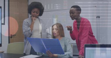 Ofisteki çeşitli iş adamlarıyla ilgili finansal veri işleme resmi. Küresel finans, iş, bağlantılar, hesaplama ve veri işleme kavramı dijital olarak oluşturuldu.