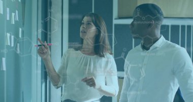 Çeşitli iş adamlarının konuşmaları üzerine veri işleme ve kimyasal formül görüntüsü. Küresel iş ve dijital arayüz kavramı dijital olarak oluşturulmuş görüntü.