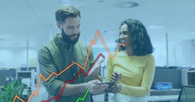 Ofisteki çeşitli iş adamlarıyla ilgili finansal veri işleme resmi. Küresel finans, iş, bağlantılar, hesaplama ve veri işleme kavramı dijital olarak oluşturuldu.