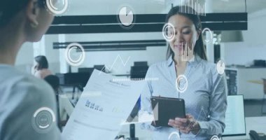 Animasyon kullanarak, iş kadını ofisteki meslektaşıyla veri tartışıyor. takım çalışması, toplantı, işbirliği, teknoloji, analiz, strateji