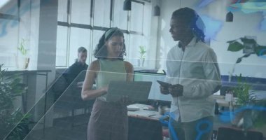 Ofiste dijital veri işleme animasyonu üzerine çalışan iki meslektaş. İş, işbirliği, takım çalışması, beyin fırtınası, teknoloji, analitik