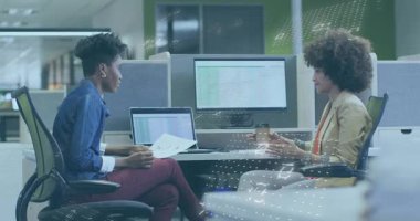 İkili kod animasyon örtüsüyle ofiste tartışan iki kişi. Teknoloji, iş, takım çalışması, şirket, dijital, işbirliği