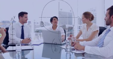 Okulda, iş ekibi matematiksel grafiklerin ve denklemlerin animasyonunu tartışıyor. İşbirliği, beyin fırtınası, takım çalışması, matematik, teknoloji, yenilik