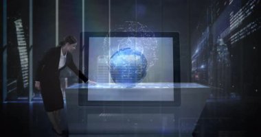 Ofiste, iş adamları dünya hologramının dijital animasyonuyla etkileşim halindeler. teknoloji, yenilik, sanal, işbirliği, küresel, takım çalışması