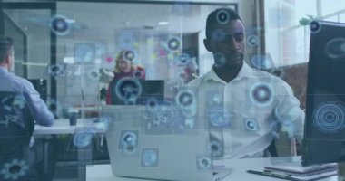 Bilgisayarda dijital veri işleme animasyonuyla çalışan bir iş adamı. Teknoloji, yenilik, analitik, fütüristik, sanal, girişimci