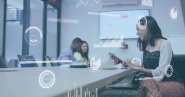 Ofiste, dijital veri analizi kullanan profesyoneller iş görevleri için animasyonu örtüyor. şirket, teknoloji, takım çalışması, yenilik, strateji, işbirliği