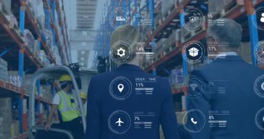 Depoda, sipariş için dijital veri animasyonuyla lojistiği yöneten işçiler var. Envanter, tedarik zinciri, teknoloji, yönetim, işlemler