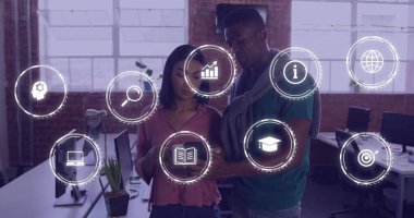 Muhtelif meslekdaşların ofiste iş görüşmesi üzerine iş simgeleri. Küresel iş, finans, hesaplama ve dijital arayüz kavramı dijital olarak oluşturuldu.