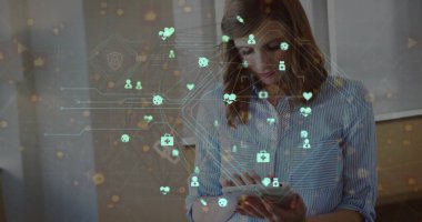 Tablet kullanan Kafkas iş kadını üzerindeki simgelerle olan bağlantıların görüntüsü. Küresel iş, iletişim, bağlantılar ve dijital arayüz konsepti dijital olarak oluşturulmuş görüntü.