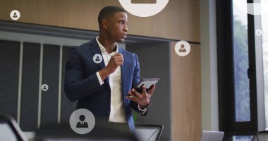 Afro-Amerikan iş adamının ofisindeki insan ikonlarının görüntüsü. Küresel finans, iş, bağlantılar, hesaplama ve veri işleme kavramı dijital olarak oluşturuldu.