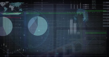 Karanlık arkaplan üzerinde istatistik ve veri işleme resmi. Küresel finans, iş, bağlantılar, hesaplama ve veri işleme kavramı dijital olarak oluşturuldu.