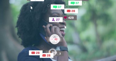 Telefonda konuşan, sosyal medya bilgilendirme görüntüleriyle çevrili bir kadın. Teknoloji, iletişim, dijital, ağ, çoklu görev, yaşam tarzı