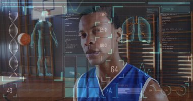 Afro-Amerikan erkek basketbolcu üzerinde şema ve bilimsel veri işleme imgesi. Küresel spor, teknoloji ve dijital arayüz kavramı dijital olarak oluşturulmuş görüntü.