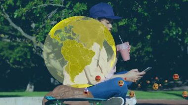 Açık havada kaykaylı akıllı telefon kullanan birinin üzerinde sarı küre animasyonu. Teknoloji, bağlantı, şehir, yaşam tarzı, hareketlilik, gençlik