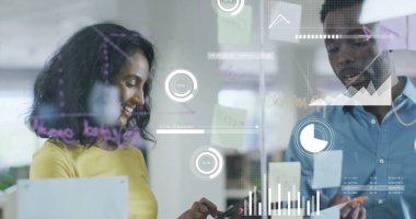 Ofisteki çeşitli iş adamlarıyla ilgili finansal veri işleme resmi. Küresel finans, iş, bağlantılar, hesaplama ve veri işleme kavramı dijital olarak oluşturuldu.