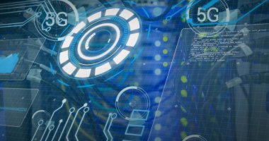 Bilgisayar sunucusu üzerinden 5G metin ve dijital veri işleme resmi. Dijital olarak oluşturulmuş küresel bağlantılar, hesaplama ve veri işleme kavramı.