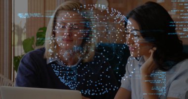 Kafkasyalı meslektaşlarının ofiste konuştuğu noktaların olduğu veri işleme ve küre görüntüsü. Teknoloji, iş ve dijital arayüz kavramı dijital olarak oluşturulmuş görüntü.