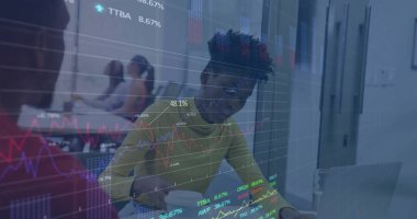 Ofiste iş tartışması yapan çeşitli meslektaşların mali veri işleme görüntüsü. Küresel iş, finans, hesaplama ve dijital arayüz kavramı dijital olarak oluşturuldu.