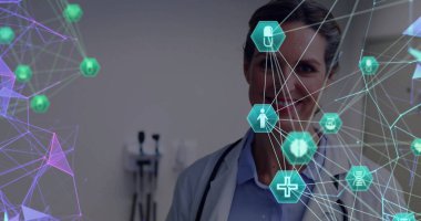 Tablet kullanan Kafkas kadın doktor üzerindeki ikonlarla olan bağlantıların görüntüsü. Küresel tıp, sağlık, bağlantılar ve dijital arayüz kavramı dijital olarak oluşturulmuş görüntü.