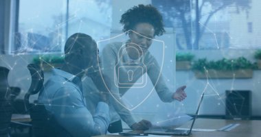 Ofisteki çeşitli iş adamları üzerindeki asma kilit bağlantılarının görüntüsü. Küresel siber güvenlik, bağlantılar, hesaplama ve veri işleme kavramı dijital olarak oluşturuldu.