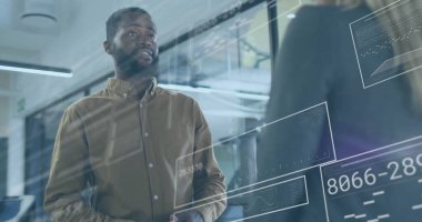 Ofisteki çeşitli iş adamlarıyla ilgili finansal veri işleme resmi. Küresel finans, iş, bağlantılar, hesaplama ve veri işleme kavramı dijital olarak oluşturuldu.