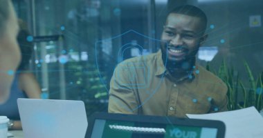 Ofiste dizüstü bilgisayar kullanan çeşitli iş adamlarının finansal veri işleme görüntüsü. Küresel finans, iş, bağlantılar, hesaplama ve veri işleme kavramı dijital olarak oluşturuldu.