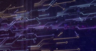 Bilgisayar sunucularında devre kartı ve veri işleme resmi. Dijital olarak oluşturulmuş küresel bağlantılar, hesaplama ve veri işleme kavramı.