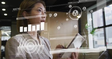 Ofisteki iki ırklı iş kadınının mali veri işleme görüntüsü. Küresel finans, iş, bağlantılar, hesaplama ve veri işleme kavramı dijital olarak oluşturuldu.