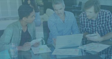 Ofisteki çeşitli iş adamlarıyla ilgili finansal veri işleme resmi. Küresel finans, iş, bağlantılar, hesaplama ve veri işleme kavramı dijital olarak oluşturuldu.