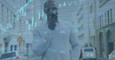 Akıllı telefon kullanan Afro-Amerikan iş adamının finansal veri işleme görüntüsü. Küresel finans, iş, bağlantılar, hesaplama ve veri işleme kavramı dijital olarak oluşturuldu