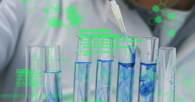 Laboratuvarda deney tüpleri olan beyaz erkek bilim adamının bilimsel veri işleme görüntüsü. Küresel bilim, bağlantılar, hesaplama ve veri işleme kavramı dijital olarak oluşturulmuş görüntü.