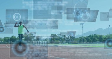 Yolunda gidiyor, mavi gökyüzü arkaplanı üzerinde veri işleme görüntüsü olan atlet. Spor, fitness, teknoloji, hız, hareket, rekabet