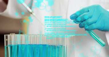 Laboratuvarda deney tüpleri olan beyaz erkek bilim adamının bilimsel veri işleme görüntüsü. Küresel bilim, bağlantılar, hesaplama ve veri işleme kavramı dijital olarak oluşturulmuş görüntü.