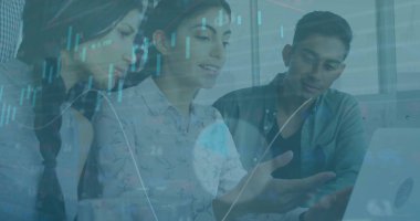 Ofisteki çeşitli iş adamlarıyla ilgili finansal veri işleme resmi. Küresel finans, iş, bağlantılar, hesaplama ve veri işleme kavramı dijital olarak oluşturuldu.