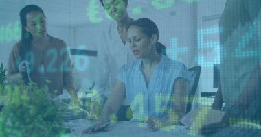 Ofiste konuşan çeşitli iş adamlarının veri işleme görüntüsü. İş, teknoloji ve dijital arayüz kavramı dijital olarak oluşturuldu.