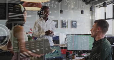 Ofisteki çeşitli iş adamlarının veri işleme görüntüsü. Küresel finans, iş, bağlantılar, hesaplama ve veri işleme kavramı dijital olarak oluşturuldu.